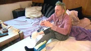 Punker Alex lebt seit seiner Geburt mit einem Klumpfuß. Seit längerer Zeit ist der Stumpf entzündet und Alex hat Schmerzen.