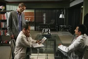 Eine Fitnesstrainerin hat ihren Erfolg offensichtlich auf einer Lüge aufgebaut. Dr. Gregory House (Hugh Laurie, l.), Dr. Chris Taub (Peter Jacobson, M.) und Dr. Lawrence Kutner (Kal Penn, r.) wollen verhindern, dass sie die Lüge mit dem Leben bezahlen muss ...