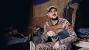 Key Visual ohne Typo zu "Y-Kollektiv - Vom Leben und T&ouml;ten an der Ukraine-Front". Sie waren Verk&auml;ufer, Bankangestellte, Fitnesstrainer. Jetzt k&auml;mpfen Tausende von ihnen an der ukrainischen Front, leben ein Leben, dass sie sich noch vor zwei Jahren nicht h&auml;tten vorstellen k&ouml;nnen. Ihr Leben als Soldat besteht aus Todesangst und Langeweile. Aus Nichts-Tun und T&ouml;ten. Wer sind die M&auml;nner hinter den Uniformen, wie denken, wie f&uuml;hlen sie? Wie geht es ihnen damit, dass die Aufmerksamkeit immer weiter zur&uuml;ckgeht? Und was tun sie, wenn sie gerade nicht k&auml;mpfen?
