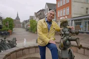 Wladimir Kaminer in Bodenwerder mit der Statue des berühmten Sohnes der Stadt Hieronymus Carl Friedrich Freiherr von Münchhausen.