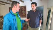 Roberts (51, re.) Elternhaus platzt aus allen Nähten! Keller, Haus und Garage sind vollgestellt mit Möbeln aller Art. Vor zehn Jahren musste der Bayer schweren Herzens aus gesundheitlichen Gründen seinen Möbelladen aufgeben. Trödelprofi Andi Bierschock (li.) muß viel mit diskutieren..
