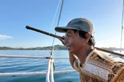 Albert Halayahay fischt Calamares vor der Küste von San Vicente auf Palawan.; Zur ARTE-Sendung Inselwelt Philippinen (1/3) Im Höhlenlabyrinth von Palawan Albert Halayahay fischt Calamares vor der Küste von San Vicente auf Palawan.