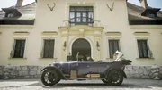 Das Auto beginnt als Spielzeug der Reichen, wenige hundert Exemplare fahren Ende des 19. Jahrhunderts in Wien herum. Die Verkehrsrevolution, die von diesem Gefährt einmal ausgehen wird, ist damals noch nicht in Sicht. Eine Zeit lang erscheint das Automobil als die saubere Lösung gegen den ausufernden Pferdeverkehr mit seinen Bergen an Fäkalien. Ob mit Dampf-, Elektro- oder Verbrenner-Antrieb, ist anfangs noch unentschieden. Eine Reise zurück zur Geburtsstunde des Autos in Österreich. Im Bild: Hruza holt Familie Terramare ab.