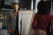 Dr. Gregory House (Hugh Laurie, l.) behandelt eine neue Patientin und bemerkt bald, dass Dr. Lisa Cuddy (Lisa Edelstein, r.) sich ganz besonders für das junge Mädchen interessiert ...
