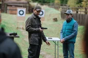 Um seine Homosexualität zu überwinden, soll Simon (Paul Ahrens, r.) unter anderem ein Schießtraining bei Paul Müller (Jürg Plüss, l.), dem Vater eines Mitschülers, machen.