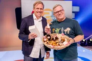 Pilze sind nicht nur zum Essen da! Von Professor Dirk Hebel (l.) lernt Elton (r.), dass sie auch wunderbar als Baumaterialien dienen können.