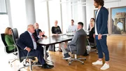 Alexander platzt ins Meeting. Robert beurlaubt ihn, doch Alexander will sich das nicht gefallen lassen. V.l.: Katharina Haubold(Nicole Kersten), Robert Verhoven (Heinz Hoenig), Carl Brenner (Klaus Nierhoff), Alexander Verhoven (Frederik Götz)