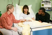 Moritz (Tijan Njie) und Marie (Cheyenne Pahde, l.) fangen die besorgte Michelle (Franziska Benz) auf.