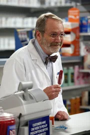 Alan und Charlie wollen ihre Mutter Evelyn, mit Charlies drogensüchtigen Apotheker Russell (Martin Mull) verkuppeln ... Alan und Charlie wollen ihre Mutter Evelyn, mit Charlies drogensüchtigen Apotheker Russell (Martin Mull) verkuppeln ...