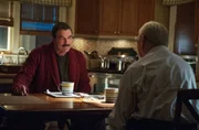 Einfach die Befehlskette umgehen und seinen Sohn um Gnade für einen befreundeten Politiker ansprechen? Frank (Tom Selleck, l.) beschwert sich bei seinem Vater (Len Cariou, r.) ...