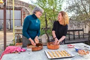 Zu Tisch. Kastilien-Léon - Spanien. Asun Codesal und Rosa González kneten süsse Aceitadas.