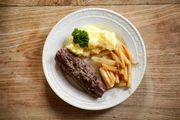 Zu Tisch
Sauerland - Deutschland
Rehfilet mit Schwarzwurzeln und Kartoffelbrei