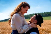 Auch nach fünf Jahren Ehe verliebt wie am ersten Tag: Clara (Mercedes Müller) und Roman Hoflinger (Klaus Steinbacher).