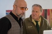 Girwidz (Michael Brandner, r.) kann es nicht glauben, als er den Wert des Bildes von dem Galeristen Dr. Hartmut Weber (l. Alexander Wesselsky) erfährt.