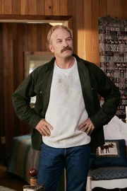 Auch Captain Stottlemeyer (Ted Levine) begleitet Monk in das Versteck vor der Mafia, da er ahnt, dass ein Aufenthalt in einer beengten Hütte am Busen der Natur nicht gerade ein Vergnügen für Monk sein wird.