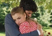Moritz (Moritz Tittel, l.) verschweigt Theresa (Ines Lutz, r.) die Wahrheit über Andrés Absage.