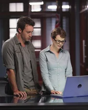 Steve erhält unerwarteten Besuch von der CIA-Agentin Jenna Kaye, die sein Interesse teilt, Wo Fat dingfest zu machen ... Steve erhält unerwarteten Besuch von der CIA-Agentin Jenna Kaye, die sein Interesse teilt, Wo Fat dingfest zu machen ...