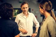 Piet Sievert (Matthias Lier) erklärt Lena Odenthal (Ulrike Folkerts) und Johanna Stern (Lisa Bitter) die Personalpolitik des Callcenters, dessen Manager er ist.