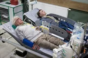 Hans Rehmann (Thomas Goritzki, li.) erkennt Falk Kovac (Kjell Brutscheidt, re.) sofort wieder. Falk ist der junge Mann, der ihn nach der Gasexplosion aus seinem Zimmer gerettet hat. Hans Rehmann feiert ihn als seinen Retter, doch Falk gibt sich wortkarg und will davon nichts wissen.
