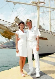 MDR Fernsehen UNTER WEISSEN SEGELN-ODYSSEE DER HERZEN, Kapitän Bernd Jensen (Horst Janson) und seine neue Cruisedirektorin Saskia (Gerit Kling).