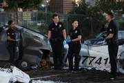 Harper (Mekia Cox, l.), Nolan (Nathan Fillion, M.), Chen (Melissa O'Neil, 2.v.r.) und Bradford (Eric Winter, r.) werden zur Absturzstelle eines kleinen Flugzeugs gerufen.