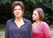 An Beas Grab gibt sich Walter (Katy Karrenbauer, li.) Nina (Tine Worch) zu erkennen. Sie berichtet ihr von der Explosion des 'Liebeswagens' und der anschließenden Flucht.