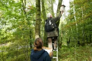 Um eine Haselmaus zu finden, kontrollieren Sven und Anna 100 Nistkästen. Auch wenn diese Kästen extra für die kleinen Bilche angebracht wurden, ist es trotzdem ein großes Glück einen darin anzutreffen.