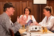 Rosi muss feststellen, dass ihr Plan beim Gemeinderat nicht gut ankommt.Von links: Gschwendtner (Claus Steigenberger) Rosi (Brigitte Walbrun), Sarah (Sophie Reiml).