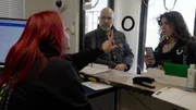 Verwaltungsangestellte im Gespräch mit Kunden