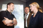 Staatsanwältin Glaser (Britta Schmeling) spricht mit den beiden Kommissaren Bongartz (Max Gertsch, li.) und Kehler (Wolfgang Bathke) über den Stand der Ermittlungen.