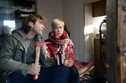 ARD HEITER BIS TÖDLICH - ALLES KLARA II. Staffel (16 neue Folgen), Folge 20 "Laubenpieper", am Donnerstag (31.10.13) um 18.50 Uhr im Ersten. Fritz Raschke (Wolfgang Maria Bauer, l.) bedroht Klara (Wolke Hegenbarth, r.) mit der Tatwaffe.