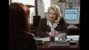 EPG-Bild; Liz Bradley (Ann Jillian, r.) stellt Monica (Roma Downey) als Journalistin ein und erklaert ihr ihre Prinzipien.