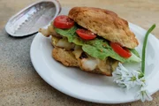 Seeohr-Burger auf der Kanalinsel Guernsey: Die Meeresschnecken haben längst in der traditionellen Küche Einzug gehalten, lassen aber auch neue Kreationen zu.