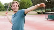 Checker Tobi beim Speerwurf, eine Disziplin in der Leichtathletik.