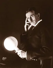 Er ist einer der produktivsten Erfinder des 20. Jahrhunderts - und der Mann, der die Welt elektrisiert hat. Nikola Tesla (Bild) hat die Menschheit in eine neue industrielle Ära geführt und den Grundstein für das heutige technologische Zeitalter gelegt. Doch könnte das durch ein jenseitiges Design geschehen sein?