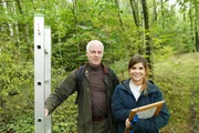 In einem Waldstück mit vielen verschiedenen Sträuchern und Bäumen machen Sven und Anna machen sich auf die Suche nach der Haselmaus. Haselmäuse brauchen diese Vielfalt, um über das Jahr verteilt ausreichend Nahrung zu finden.