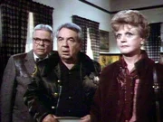 Dr. Seth Hazlett (William Windom, li.), Sheriff Mort Metzger (Ron Masak) und Jessica (Angela Lansbury) sind total verbl&uuml;fft, als sie erfahren, mit wieviel Frauen der Stadt Deputy Martin ein Verh&auml;ltnis hatte.