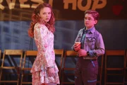 Dana Caldwell (Natalie Alyn Lind, l.); Adam Goldberg (Sean Giambrone, r.)