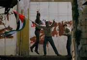 1987 entlädt sich der palästinensische Widerstand in der Ersten Intifada: Steine gegen Gewehre, Jugendliche gegen Soldaten – ein Aufstand gegen Besatzung und Hoffnungslosigkeit.
