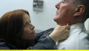 Maggie Kring (Karoline Schuch) möchte den Arzt (Torsten Ranft) zwingen, ihr endlich die Wahrheit zu sagen.