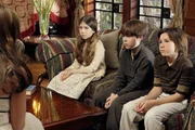 Melinda (Jennifer Love Hewitt, l.) glaubt, dass die Kinder Elana (Alisa Gerstein, 2.v.l.), Stefano (Davide Schiavone, r.) und Liam (Jeremy Shada, 2.v.r.) etwas über die scheinbar bevorstehende Katastrophe wissen …
