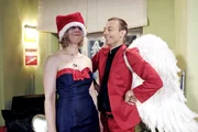 Jürgen (Oliver Bokern, r.) und Doreen (Alexandra Seefisch, l.) haben jede Menge Spaß an Weihnachten.