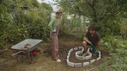 Sarah und Flo konstruieren eine Reptilienburg