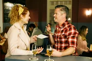 Steffi (Madeleine Krakor) und Ingo (André Dietz) überraschen sich gegenseitig mit der gleichen Idee. Steffi (Madeleine Krakor) und Ingo (André Dietz) überraschen sich gegenseitig mit der gleichen Idee.