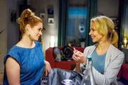 Steffi (Madeleine Krakor, l.) erkennt, wie happy Lena (Birte Glang) mit ihrem neuen Job ist.