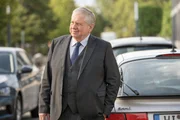 Oberstaatsanwalt Bernd Reuther (Rainer Hunold) wartet auf die Rückkehr von Anwalt Tilmann Bode, der schnell etwas für Reuther kopieren will.