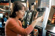 Lois (Jane Kaczmarek) vergnügt sich am Spielautomaten.