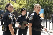 (v.l.n.r.) Officer Rachel Witten (Lauren Patten); Sergeant McNichols (Stephanie Kurtzuba); Eddie Janko (Vanessa Ray)