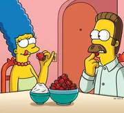 Carl entwickelt sich als neuer Supervisor im Atomkraftwerk zu einem strengen und unangenehmen Chef. Besonders Homer, wird herumgescheucht und muss 24 Stunden am Tag verfügbar sein. Als Homer Carl zur "Kernspaltungs-Woche" nach Paris begleitet, lädt die vernachlässigte Marge (l.) Ned (r.) zu einem Abendessen ein ....