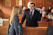 Katrina Bennett (Amanda Schull) ist neu in der Kanzlei doch Louis (Rick Hoffman) macht ihr den Einstieg alles andere als leicht.